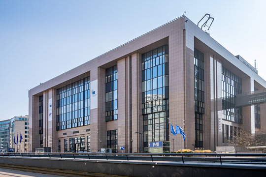 Bruxelles, Belgique - 8 mars 2025: Vue ext&eacute;rieure du b&acirc;timent Justus Lipsius, si&egrave;ge du Conseil de l'Union Europ&eacute;enne (UE) et du secr&eacute;tariat g&eacute;n&eacute;ral du Conseil europ&eacute;en
