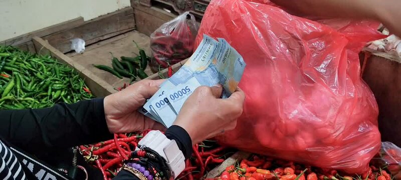 Buying and Selling Transactions of red chili, onion, garlic, potato, onion between traders and buyers in the traditional Jambu Dua market, Bogor City