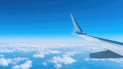 Obraz premium Clear skies and airplane contrails in flight
