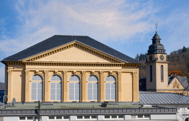 Bad Schwalbach (Hessen) Stadtszene am Kurhaus mit St. Elisabeth-Kirche