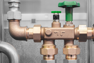 A pipe with a green valve on it. The valve is on the right side of the pipe