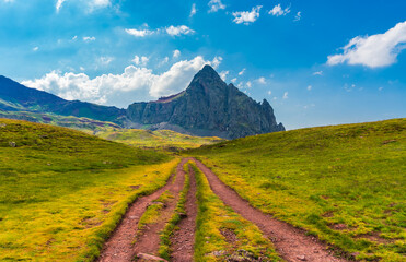 Camino hacia el volcan del Anayet, Pirineos, Aragon