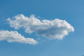 夏の青空と白い雲
