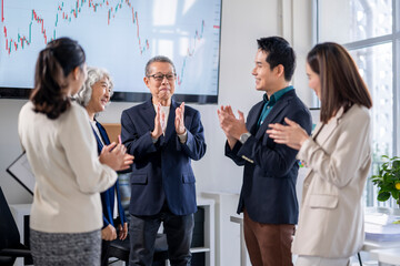 Obraz premium A group of people clapping in a conference room