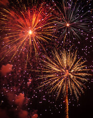 Obraz premium Celebratory fireworks explode against night sky, illuminating darkness with bright colorful bursts, inspiring awe and excitement