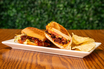 Pastrami sandwich with potato chips