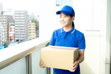 荷物を届ける宅配便の女性ドライバー