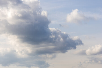 雲の多い夕方の空　Cloudy evening sky