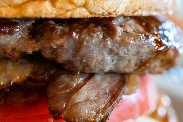 ジューシーなハンバーガーの肉とベーコン