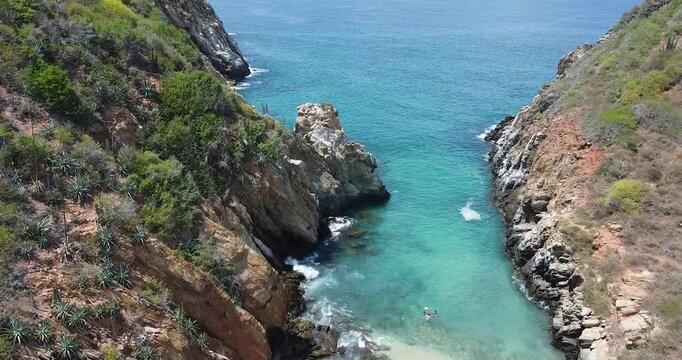 Vista superior de Playa Puerto Escondido en Cepe, Venezuela