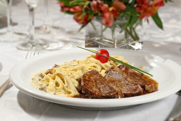Fettuccine with mushrooms and meat in Roti sauce