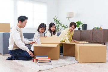 引越しする家族