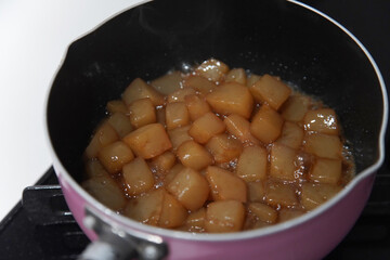 こんにゃくの甘辛煮を作る様子