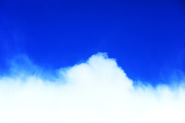澄んだ青空と白い雲