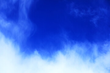 青空に立ち昇る雲