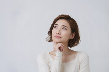 考える・迷う女性 Generative AI