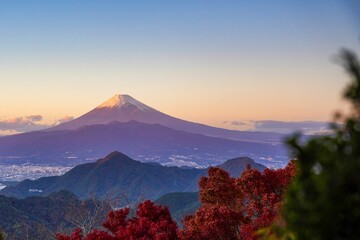 雪が積もった富士山の絶景