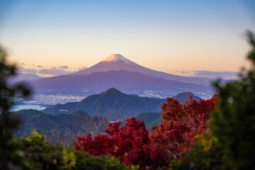 雪が積もった富士山の絶景