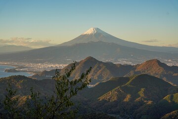 雪が積もった富士山の絶景