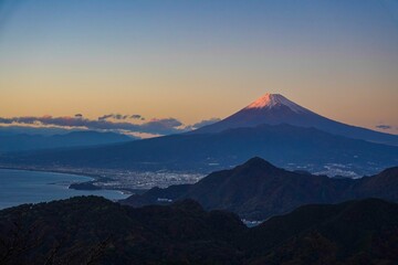 雪が積もった富士山の絶景