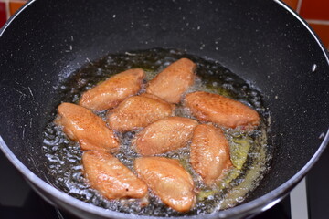delicious crispy chicken wings arranged, Fried chicken wings in frying pan, Crispy Fried Chicken with Fish Sauce