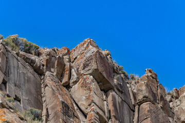 The Sundance Formation is a western North American sequence of Middle Jurassic to Upper Jurassic. Gauconitic gray, buff, and green very limy sandstone , and a few thin shale and limestone beds.  WY