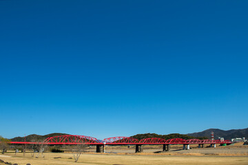 春の訪れを告げる四万十川と赤橋