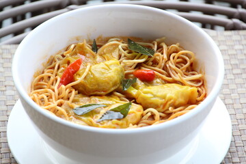 vietnam thai noodle soup with spicy wonton