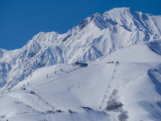 スキー場と北アルプスの山並み　長野県白馬村