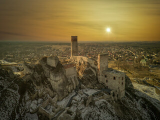 Ruins of a medieval castle in the village of Olsztyn near Częstochowa, Poland. © Senatorek