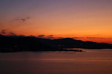 オレンジの空と海辺の夕焼け 景観写真素材