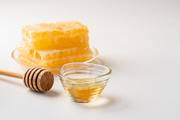 美しいはちみつと蜂の巣コームハニー