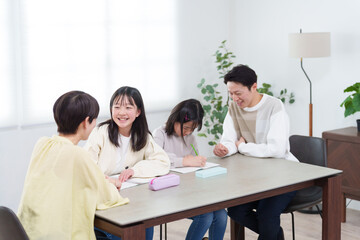 子供に勉強を教える親