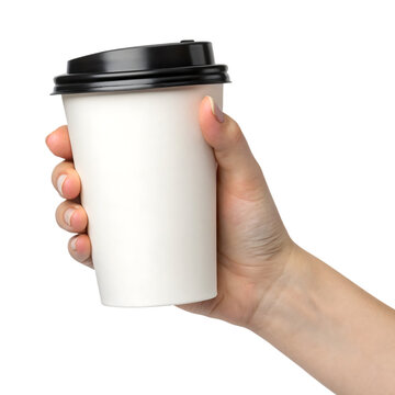 Mockup de una mano masculina sosteniendo un vaso de caf&eacute; de papel sobre un fondo gris claro. &ndash; Imagen de alta calidad