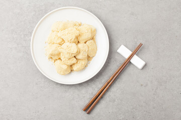  Injeolmi is a rice cake made by steaming glutinous rice, pounding it with a tteokme (rice cake mold), cutting it into squares, and coating it with dried seaweed.