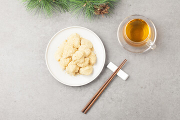  Injeolmi is a rice cake made by steaming glutinous rice, pounding it with a tteokme (rice cake mold), cutting it into squares, and coating it with dried seaweed.
