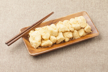  Injeolmi is a rice cake made by steaming glutinous rice, pounding it with a tteokme (rice cake mold), cutting it into squares, and coating it with dried seaweed.