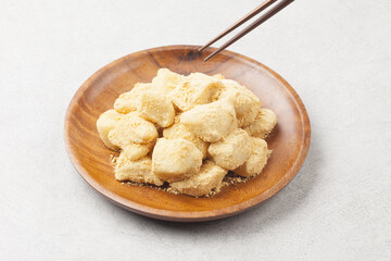  Injeolmi is a rice cake made by steaming glutinous rice, pounding it with a tteokme (rice cake mold), cutting it into squares, and coating it with dried seaweed.
