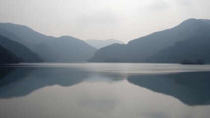Obraz premium Mountains reflected in the lake