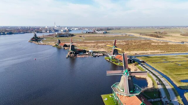 Le magnifique village de Zaanse Schans au Pays-Bas &agrave; c&ocirc;t&eacute; de Amsterdam, avec plein de moulins &agrave; vent 