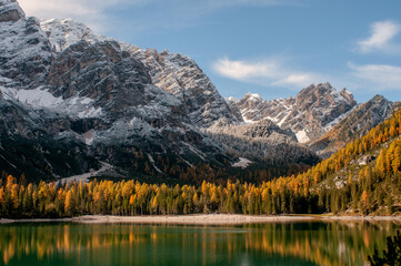 Pragser Wildsee (italienisch Lago di Braies) ist ein Bergsee im Pragser Tal in der Südtiroler Gemeinde Prags. Er liegt wenige Kilometer südlich des Hochpustertals zwischen Bruneck und Toblach 
