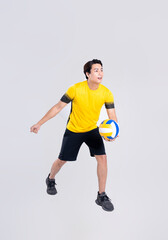 Chân dung người đàn ông châu Á chơi bóng chuyền trên nền trắng