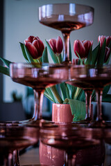 Champagnergläser und Tulpen 1