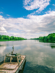 Fototapeta premium Boat is sitting in the water next to a river