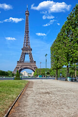 Fototapeta premium Eiffel Tower in Paris, France