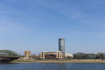 Naklejka premium bridge over the river, the bridge of the city cologne Germany 