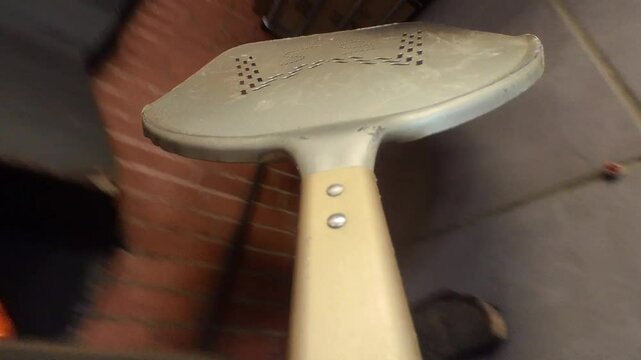  Pizza sortie du four &agrave; bois en mode POV