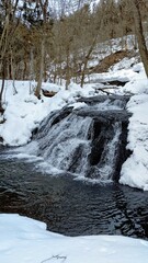 雪の中を流れる川
