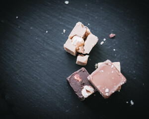 Stimmungsvolle Schokopralinen auf schwarzer Schieferplatte – Dunkler Genuss