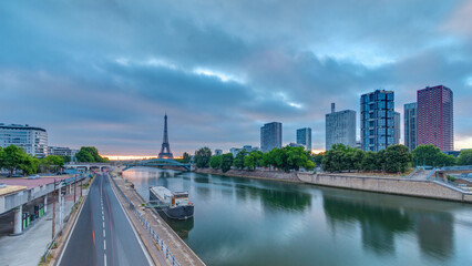 Fototapeta premium Eiffel Tower sunrise timelapse with boats on Seine river and in Paris, France.